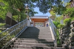 塩竈神社 階段先の門の様子