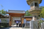 塩竈神社 神門と石灯籠の様子（階段上りきった場所）