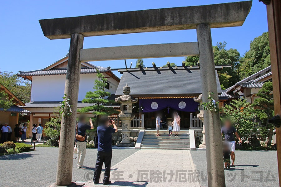 塩竈神社 拝殿・本殿とその前にある鳥居の様子