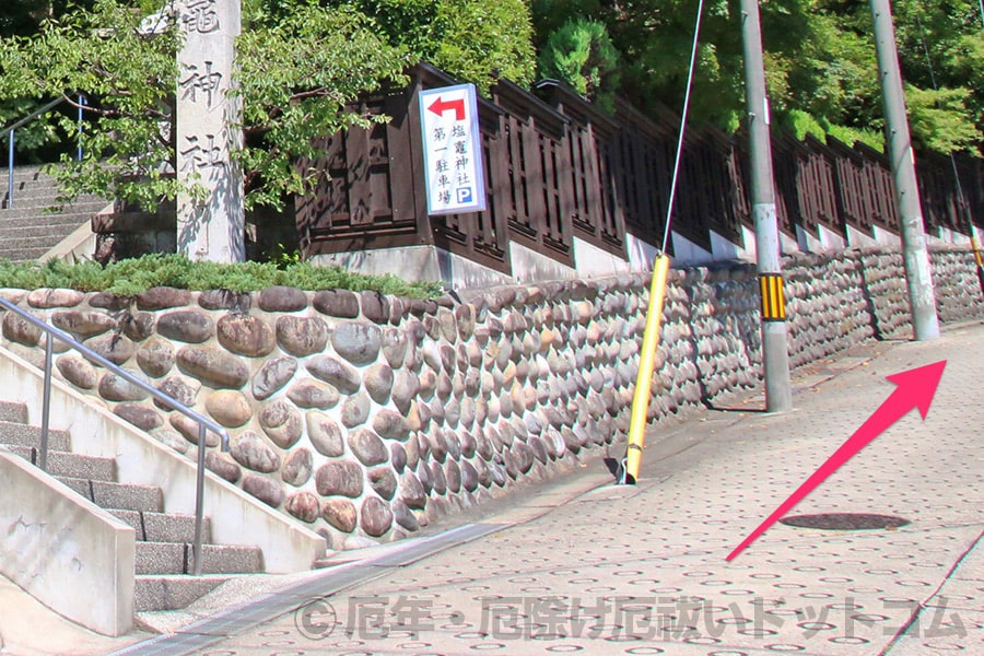 塩竈神社 境内入口の脇から駐車場へのルートの様子