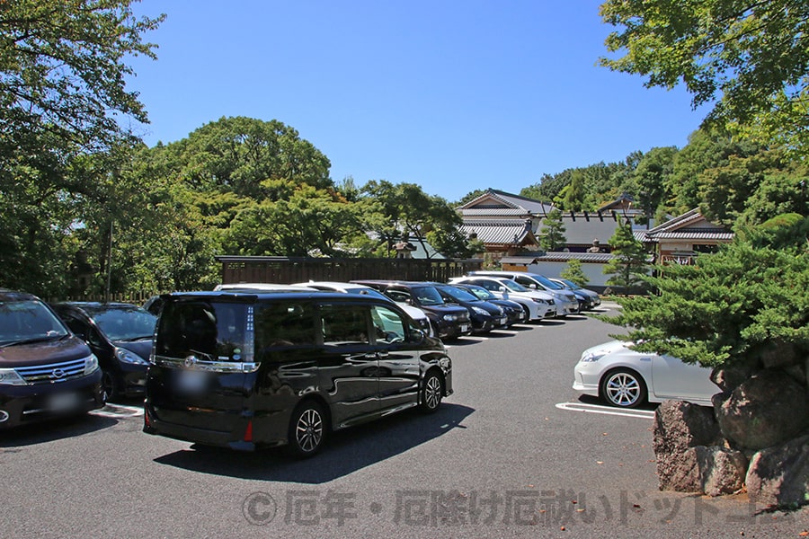 塩竈神社 駐車場に次から次に車が入ってくる様子