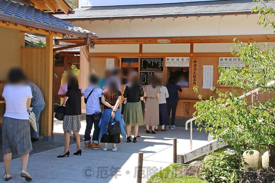 塩竈神社 御祈祷受付の社務所とそこに並ぶ御祈祷希望者の様子