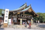 真清田神社 拝殿と参拝者の様子