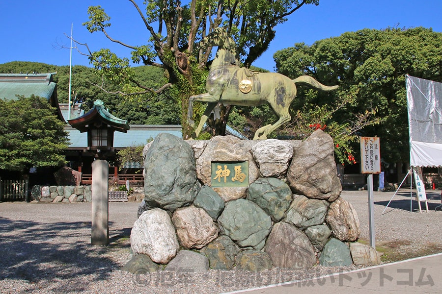 真清田神社 御祭神と由緒についての案内看板の様子