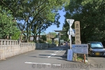 真清田神社 境内西側の駐車場入口の様子