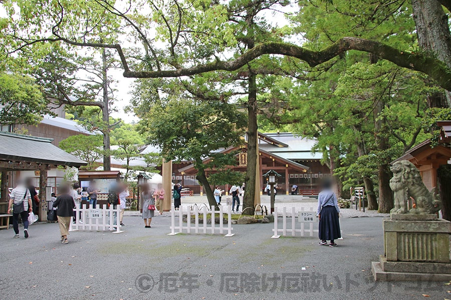 猿田彦神社 境内正面入口と境内の中の様子