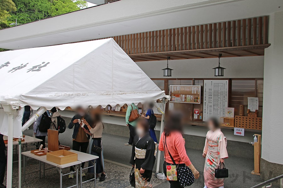 猿田彦神社 社務所の御祈祷受付前の様子