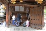 北野天満宮 御祈祷で御本殿に昇殿する家族の様子