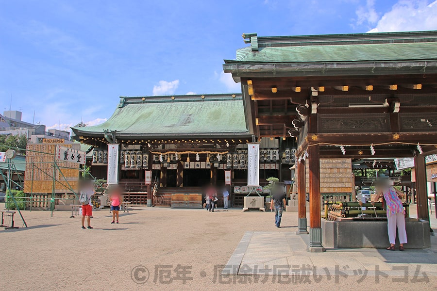 大阪天満宮 境内と手水舎（右手前）の様子