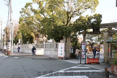 方違神社 境内入口と鳥居の様子