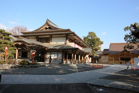 方違神社 境内の本殿と社務所の様子