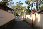 方違神社 南側にある境内入口と鳥居・参道の様子