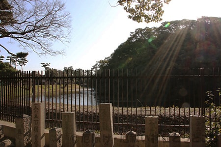 方違神社 境内から見える古墳、反正天皇陵の様子