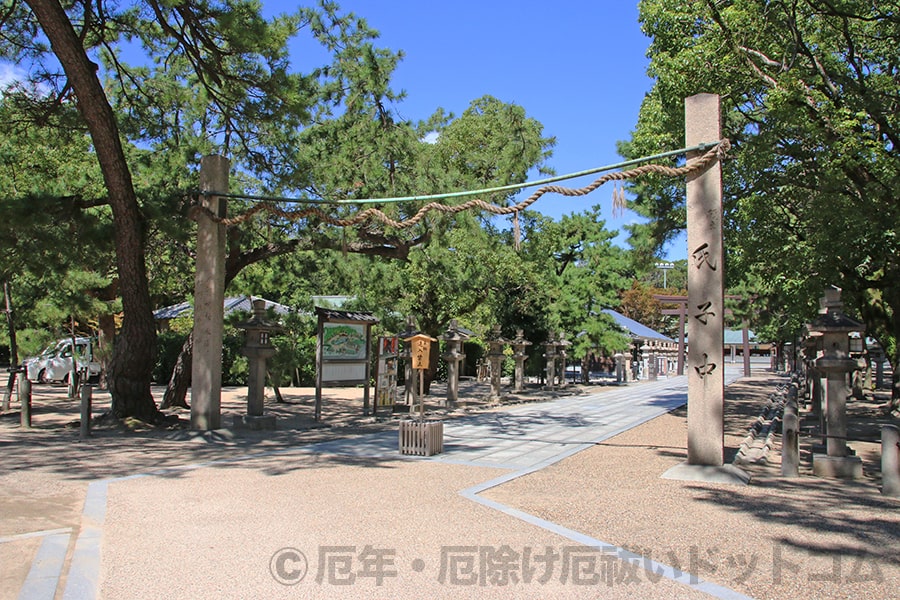 西宮神社 参道と注連柱の様子