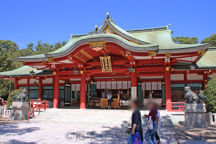 西宮神社 拝殿（奥に本殿）の様子