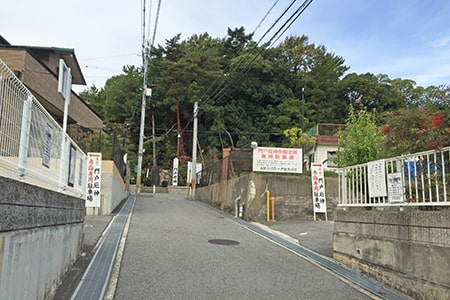 門戸厄神 境内への道途中にある駐車場入口の様子