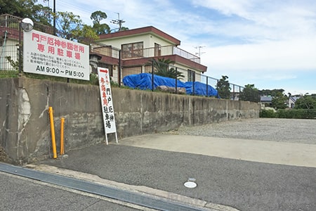 門戸厄神 参拝者駐車場（道右手）の様子