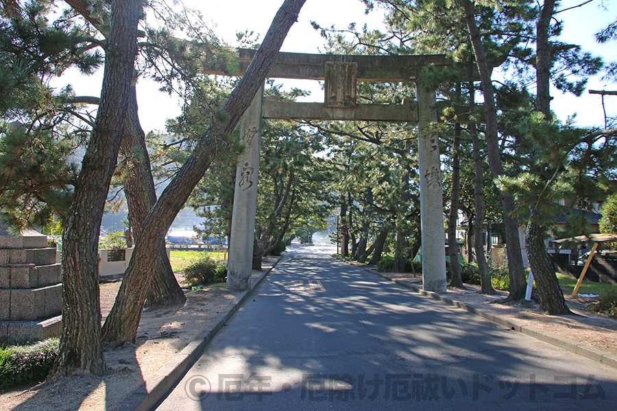 吉備津神社 参道松並木と鳥居の様子