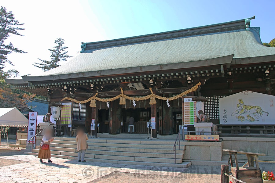 吉備津彦神社 奥の祭文殿で御祈祷が行われてる手前の拝殿からの様子（その1）