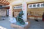 広島護國神社 双鯉の像の様子