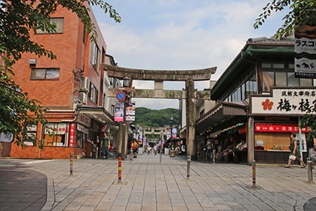 太宰府天満宮 参道の鳥居と周辺のお店の様子