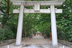 住吉神社 入口の鳥居（一の鳥居）と参道の様子