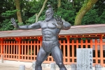 住吉神社 古代力士像アップの様子