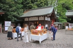 川越氷川神社 拝殿手前にある様々なおみくじの様子