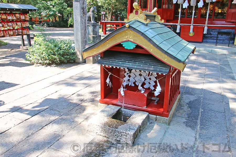 冠稲荷神社 拝殿前の源義経公ゆかりのご神水の様子