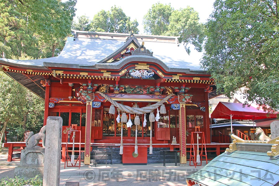 冠稲荷神社  御祈祷の執り行われる拝殿・本殿の様子