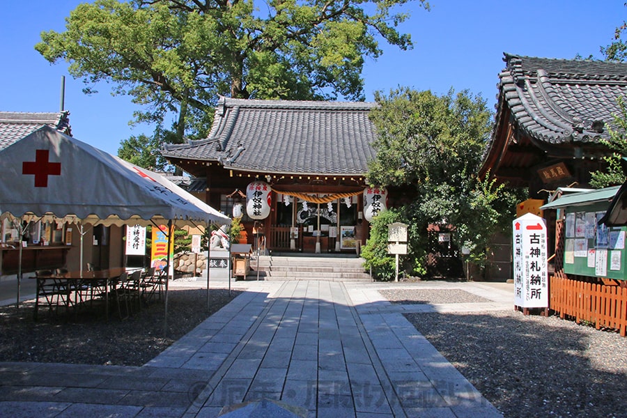 伊奴神社 拝殿・本殿前のスペースの様子