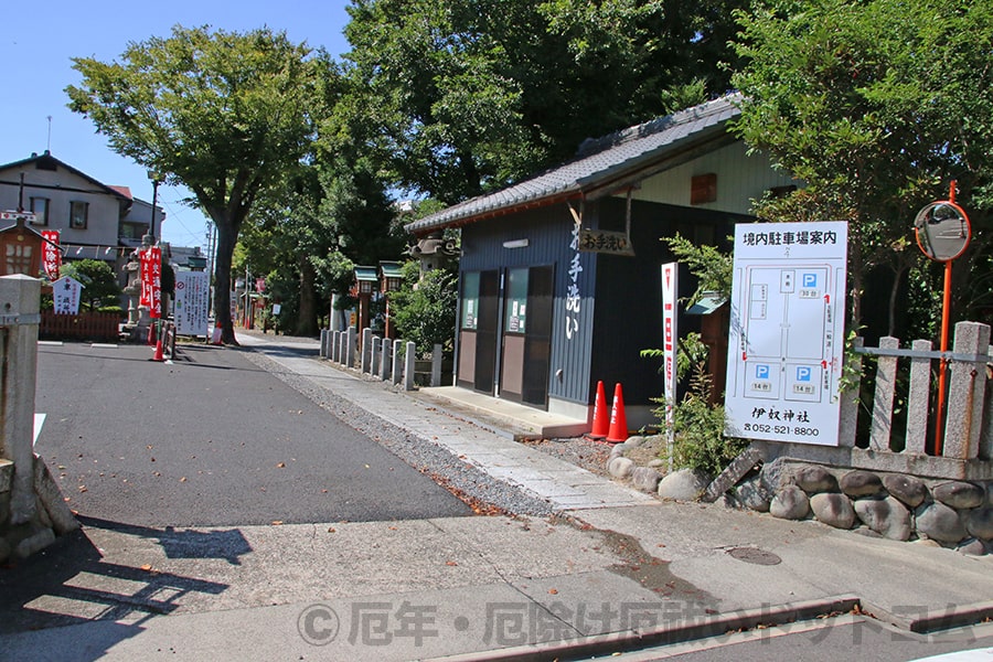 伊奴神社 東側駐車場（境内入口側）の様子