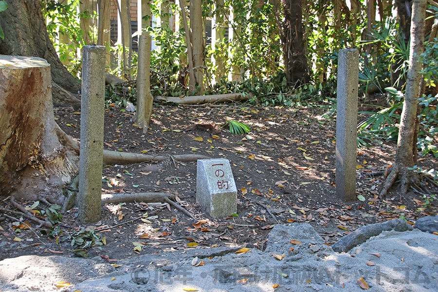 井草八幡宮 東参道脇の的の目印石碑の様子