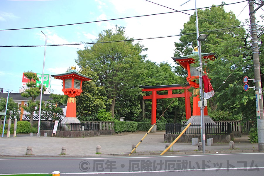 井草八幡宮 北側入口の大燈籠と大鳥居の様子