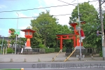 井草八幡宮 北側入口の大燈籠と大鳥居の様子