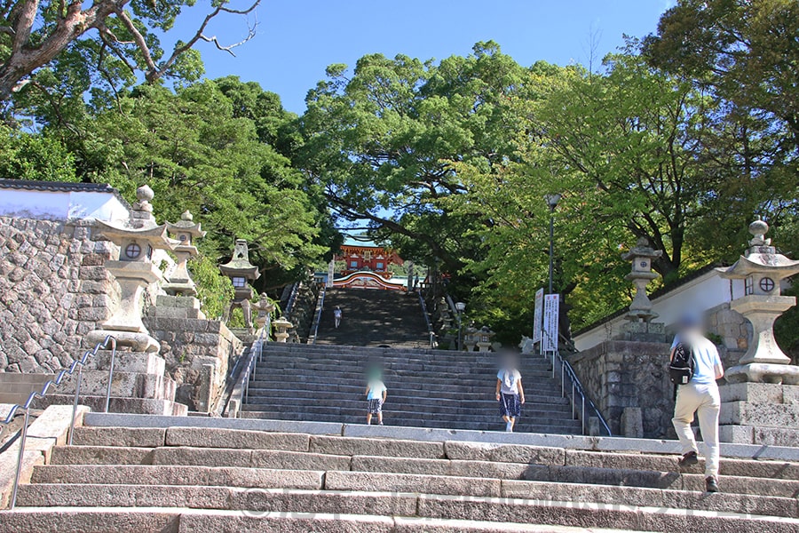 防府天満宮 本殿までの石階段の様子