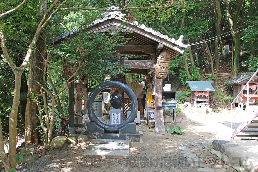 石手寺 くぐり輪と元気再生石の様子