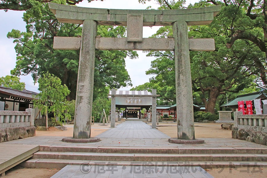 宇美八幡宮 境内入ってすぐの鳥居（元禄の鳥居）と境内の様子