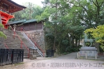 六所神社 境内入ってある神馬像と楼門への階段の様子