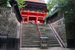 六所神社 楼門と手前の階段様子