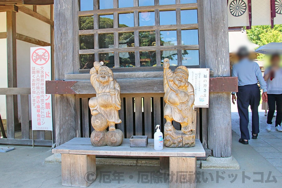 大洗磯前神社 随神門前の福の神さま（大黒さま、えびすさま）像の様子