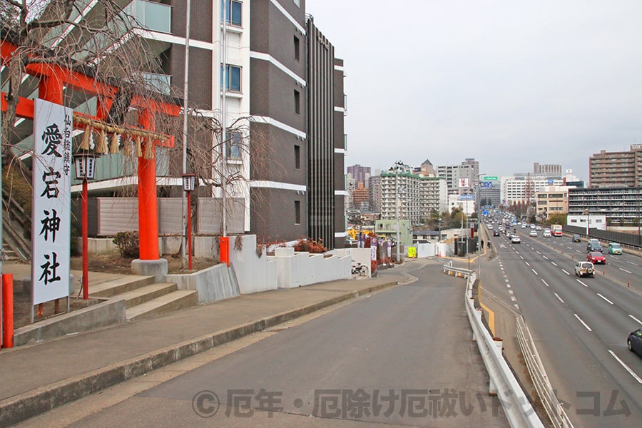 仙台総鎮守 愛宕神社 境内入口（表参道側）の鳥居と国道286号線の様子