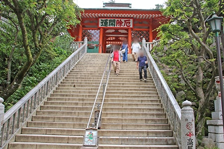 高尾山薬王院 本堂への階段と仁王門の様子