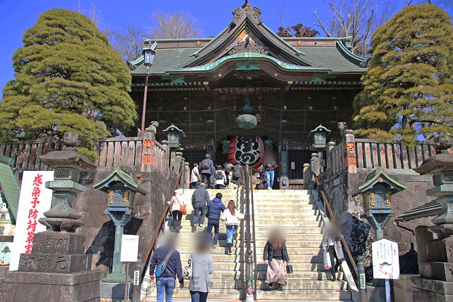 成田山新勝寺 仁王門までの階段の様子