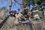 成田山新勝寺 大本堂手前の階段周辺の狛犬の様子