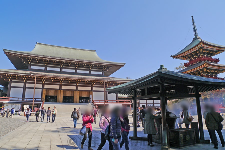 成田山新勝寺 大本堂と手前の献香所と三重塔（右奥）の様子