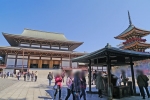 成田山新勝寺 大本堂と手前の献香所と三重塔（右奥）の様子