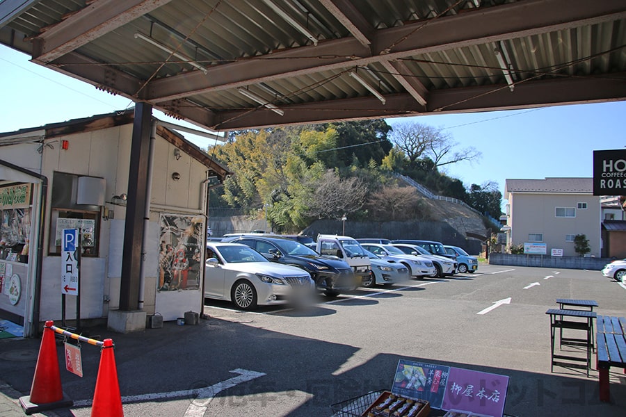 成田山新勝寺 境内近くの私営有料駐車場の広さの様子