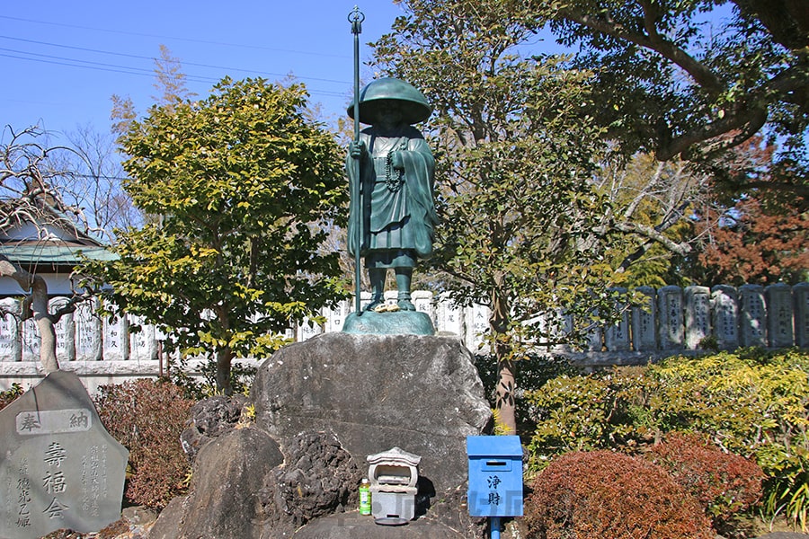 成田山新勝寺 境内にある弘法大師修行大師の立像の様子