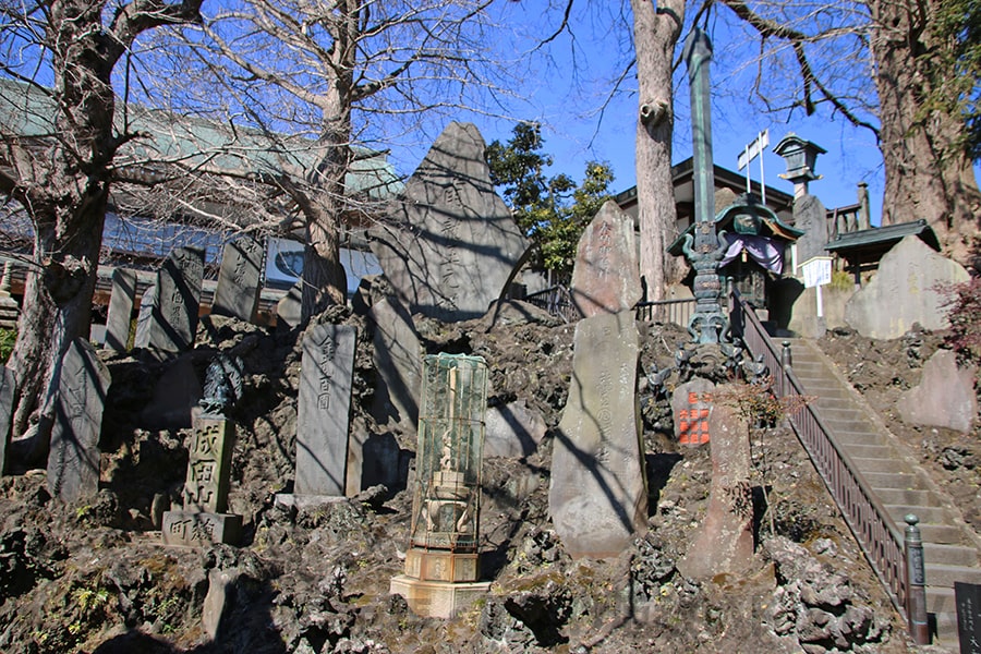 成田山新勝寺 境内にある倶利伽羅剣（くりからけん：不動明王の立像が右手に持つ剣）の様子